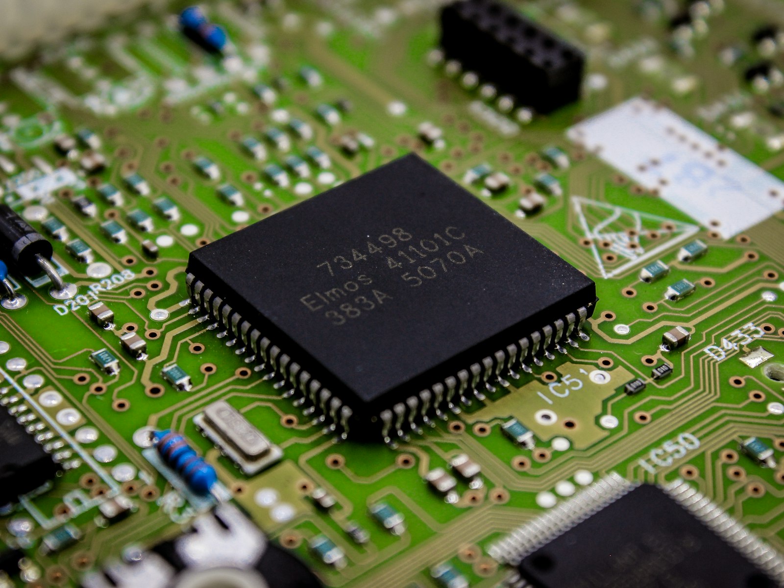 An integrated-circuit chip on a green printed circuit board